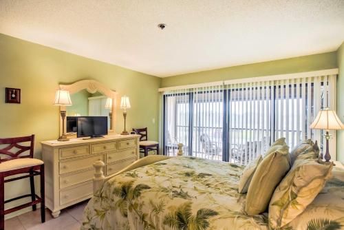 Schlafzimmer mit einem Bett, einem TV und einer Kommode in der Unterkunft Resort-Style Condo with Pool 19 Miles to Fort Myers in Burnt Store Marina
