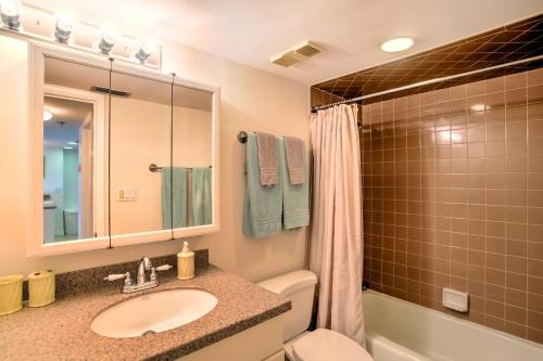 y baño con lavabo, aseo y ducha. en Resort-Style Condo with Pool 19 Miles to Fort Myers, en Burnt Store Marina