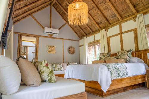 a bedroom with two beds and a chandelier at Hotel Campestre Villa Martha in Turbaco