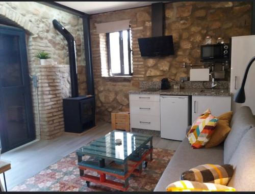 een woonkamer met een bank en een tafel bij La Bodega in Andújar