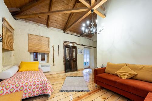 sala de estar con sofá y suelo de madera en Βίλα Αρμονία Ορεινή Κορινθία en Krionérion