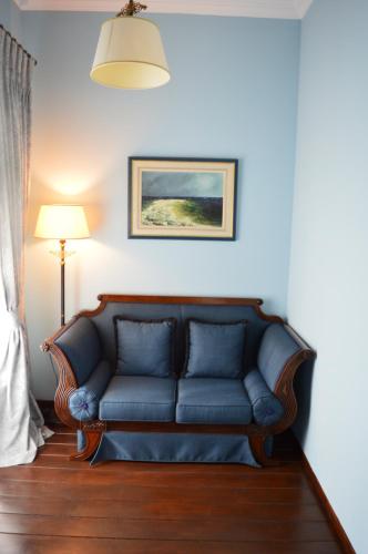 a blue couch sitting in a living room at Αρχοντικό Ταξίμι (Μουντζουρίδη) in Argalasti
