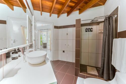 uma casa de banho com uma banheira, um lavatório e um chuveiro em Lomas del Caribe em Puerto Viejo
