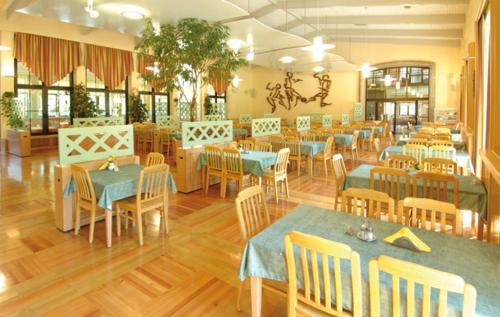 - une salle à manger avec des tables et des chaises dans l'établissement Austrian Sports Resort, BSFZ Obertraun, à Obertraun