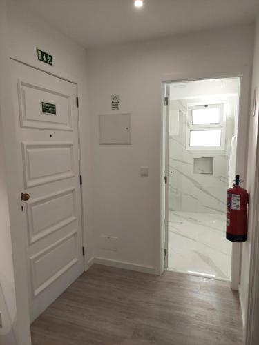 una habitación con una puerta y una boca de incendios en Apartment Til en Funchal