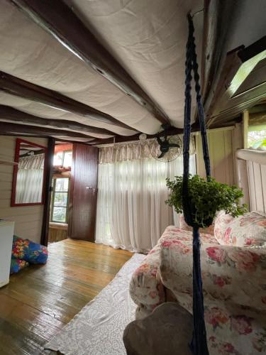 un dormitorio con una cama en una habitación en Hostel Antônio Pescador - Centro da Guarda do Embaú, en Guarda do Embaú