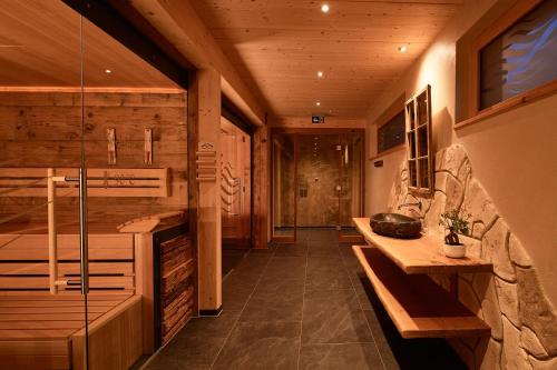 eine Küche mit Holzwänden, einer Theke und einem Waschbecken in der Unterkunft Landhotel Haringerhof mit Saunawelt und Naturbadeteich in Grafenhausen