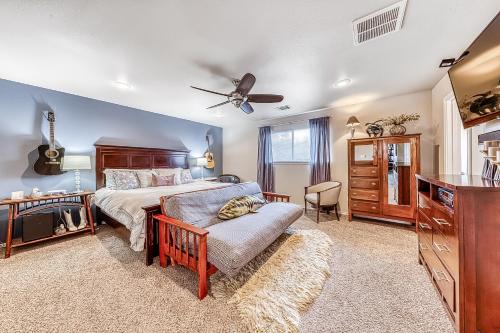 ein Schlafzimmer mit einem Bett, einem Sofa und einer Kommode in der Unterkunft Water Wheel Resort Condo Resort in New Braunfels