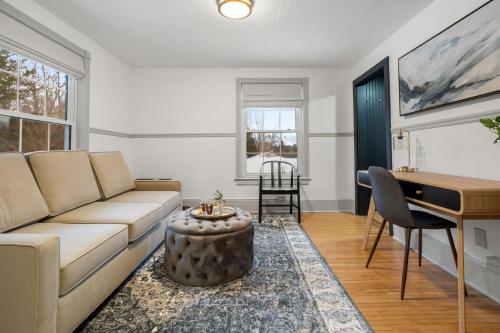 Ein Sitzbereich in der Unterkunft Launchpoint Lodge