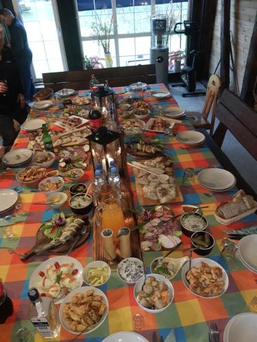 een tafel vol voedsel op een kleurrijke tafeldoek bij Gierszówka Smak&Relaks in Gietrzwałd