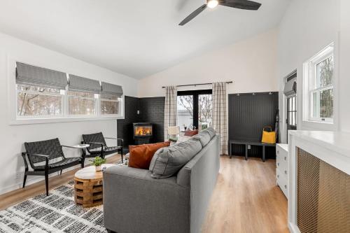 Ein Sitzbereich in der Unterkunft Launchpoint Lodge