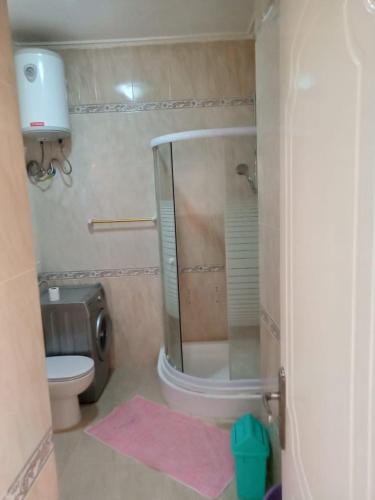 ハルガダにあるHurghada Red Seaのシャワー、トイレ、洗面台を備えたバスルーム