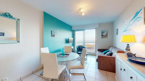 un salon avec une table et un canapé dans l'établissement Appart Le Concorde, à Saint-Gilles-Croix-de-Vie