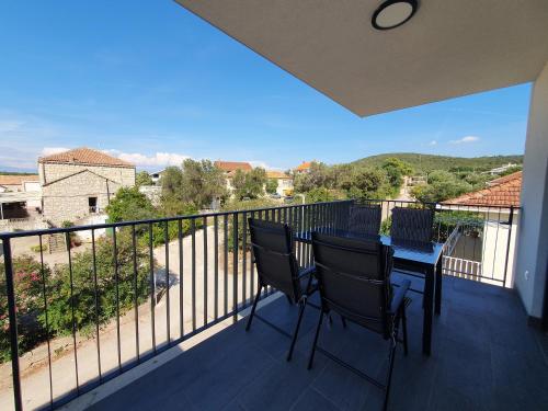 a balcony with a table and chairs on a balcony at Apartmani Nerium in Lovište
