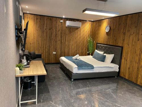 ein Schlafzimmer mit einem Bett und einem Schreibtisch in der Unterkunft Elven Hotel in Jerusalem