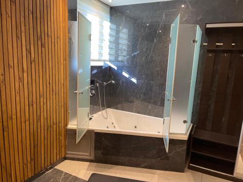 ein Badezimmer mit Dusche mit Glastür in der Unterkunft Elven Hotel in Jerusalem