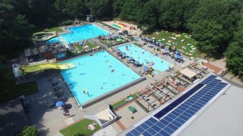 an overhead view of a large pool with people in it at Huisje Bloemendal in Balkbrug