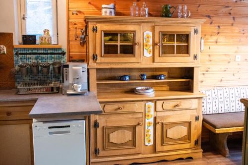 - une cuisine avec des placards en bois et un comptoir dans l'établissement Haus Alexander, à Fresach