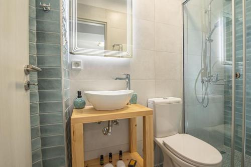 y baño con lavabo, aseo y ducha. en Lasithi Luxury Villa, en Mésa Lasithákion