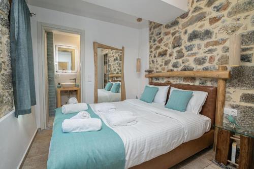 1 dormitorio con 1 cama grande y toallas. en Lasithi Luxury Villa, en Mésa Lasithákion