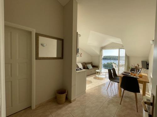 TV a/nebo společenská místnost v ubytování Illyrian Resort