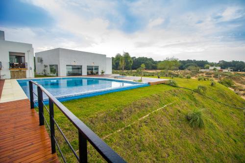 una casa con piscina en un patio en Lofts y cabañas del Puerto en Ituzaingó