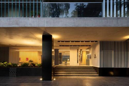 un pasillo de un edificio con escaleras delante en Stylish Apartment by River with Pool & Grill in 