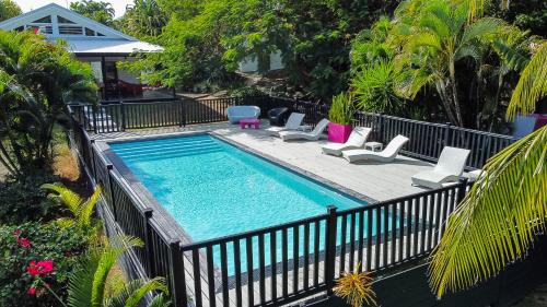 una piscina con tumbonas y una piscina en Domaine de la Palmeraie, en Le Diamant