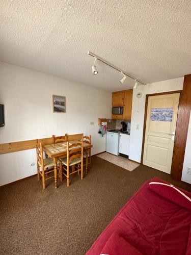 une cuisine et une salle à manger avec une table et des chaises dans l'établissement Appartement Les Carroz d'Araches 4 à 6 couchages, aux Carroz d'Arâches