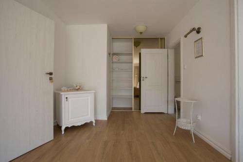 a room with a hallway with a table and a door at Dwór i Dworek Leszczowate Wellness & Spa in Ustrzyki Dolne