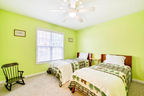 zwei Betten in einem Zimmer mit grünen Wänden in der Unterkunft Trimont Mountain Cottage in Franklin