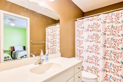 ein Badezimmer mit Waschbecken und Duschvorhang in der Unterkunft Trimont Mountain Cottage in Franklin