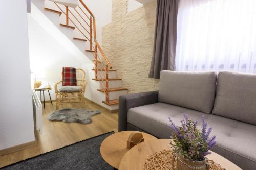 sala de estar con sofá y mesa en Casa Vrelo, Golija, en Raška