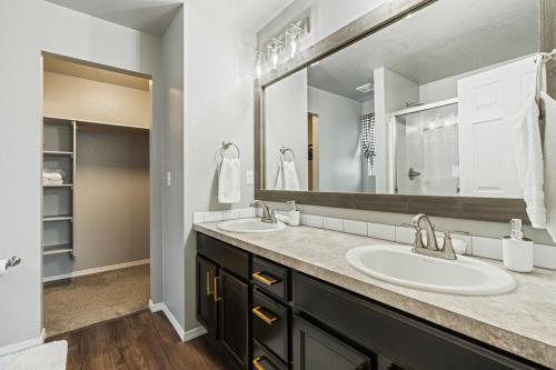 a bathroom with two sinks and a large mirror at Spacious Cool Springs! Central Nampa 3 Bed in Nampa