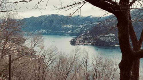a view of a lake with mountains in the background at Il Riccio appartamento in Cernobbio