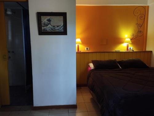 biała kolumna w pokoju z łóżkiem w obiekcie Los Tangueros w mieście Puerto Iguazú