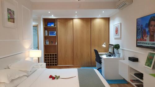 a room with a bed and a desk with a computer at Sweethome in Lisbon