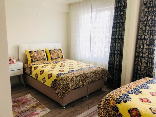 1 dormitorio con 2 camas y ventana en Şehri ala evleri, en Kütahya