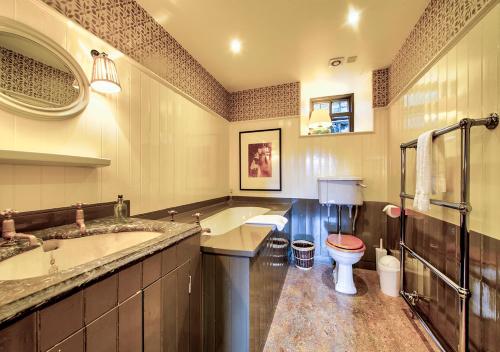 a bathroom with two sinks and a tub and a toilet at The Rock House - Terrace Apartment - in Heart of the City in Edinburgh