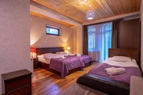 Postel nebo postele na pokoji v ubytování Hotel David Zhorzholiani