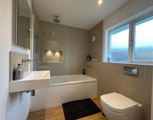 Ένα μπάνιο στο No.48 Falmouth - 10 minutes walk to the beach