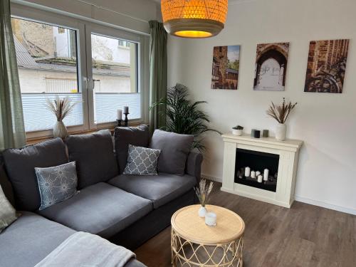 uma sala de estar com um sofá e uma lareira em Apartment Altstadtflair em Bad Neuenahr-Ahrweiler