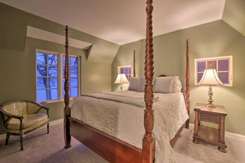 1 dormitorio con cama con dosel y silla en Stunning South Hero Home on Lake Champlain with View en South Hero