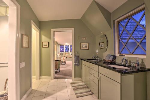 baño con lavabo y ventana en Stunning South Hero Home on Lake Champlain with View en South Hero