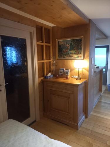 - une chambre avec un bureau et une lampe dans l'établissement Appartement centre du village brides les bains, à Brides-les-Bains
