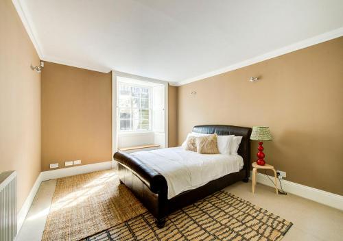 Postel nebo postele na pokoji v ubytování Super central Edinburgh Castle basement