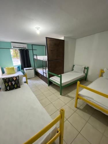 Habitación con 2 camas y 1 litera en Pousada E Hostel Pernambucana, en Recife