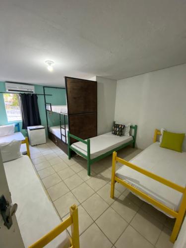 Habitación compartida con 2 camas y sofá en Pousada E Hostel Pernambucana, en Recife