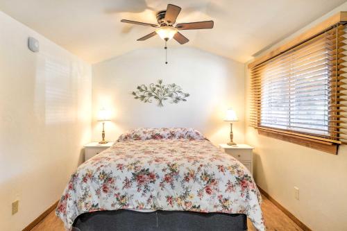 Schlafzimmer mit einem Bett und einem Deckenventilator in der Unterkunft Cozy Arroyo Grande Cottage with Patio and Grill! in Arroyo Grande