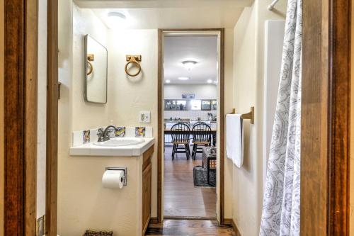 uma casa de banho com um lavatório e um espelho em Cozy Arroyo Grande Cottage with Patio and Grill! em Arroyo Grande